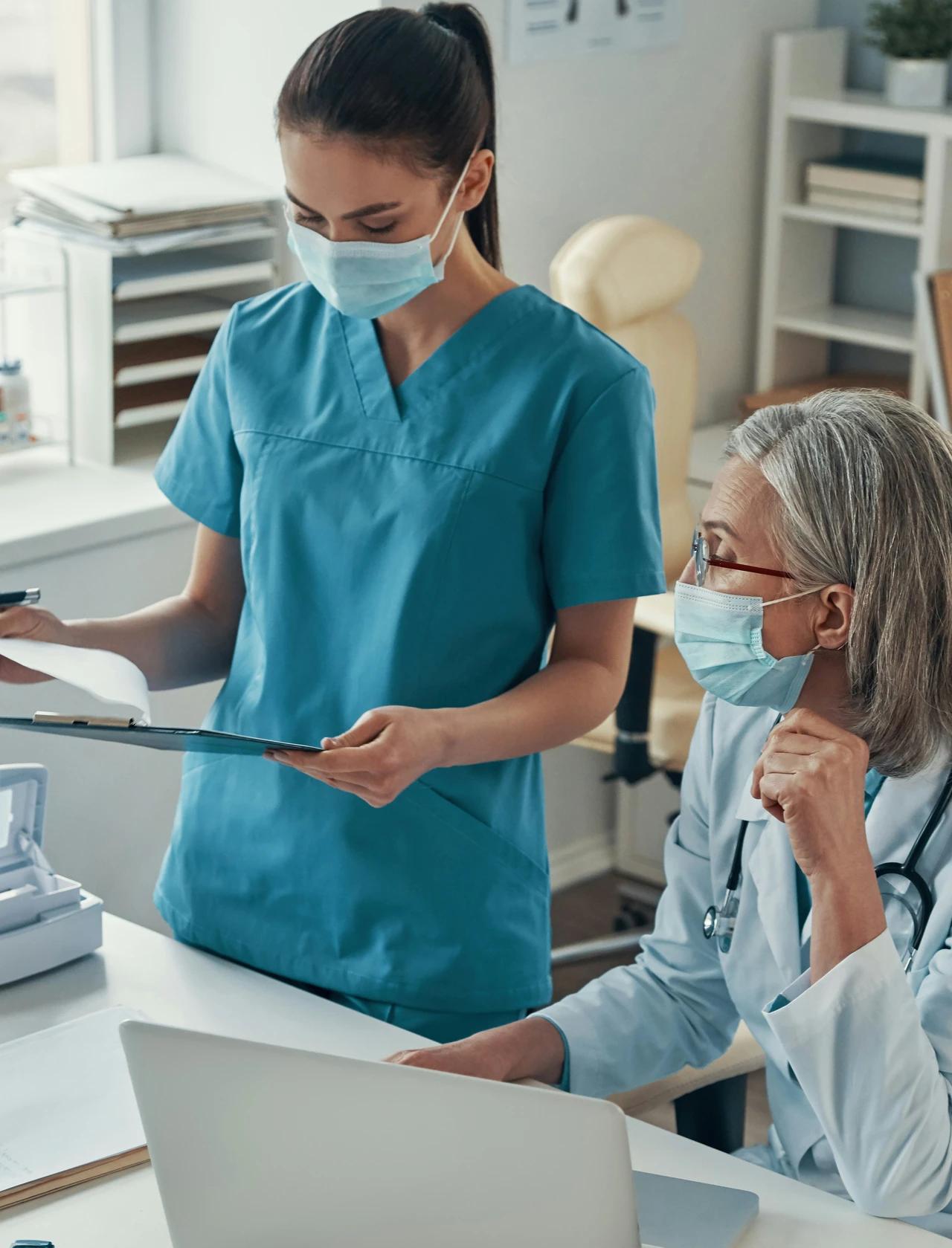 Healthcare professionals reviewing a patient agenda on Doctena Pro